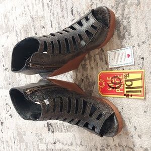 Very Volatile Los Angeles Women's Wedge Like New